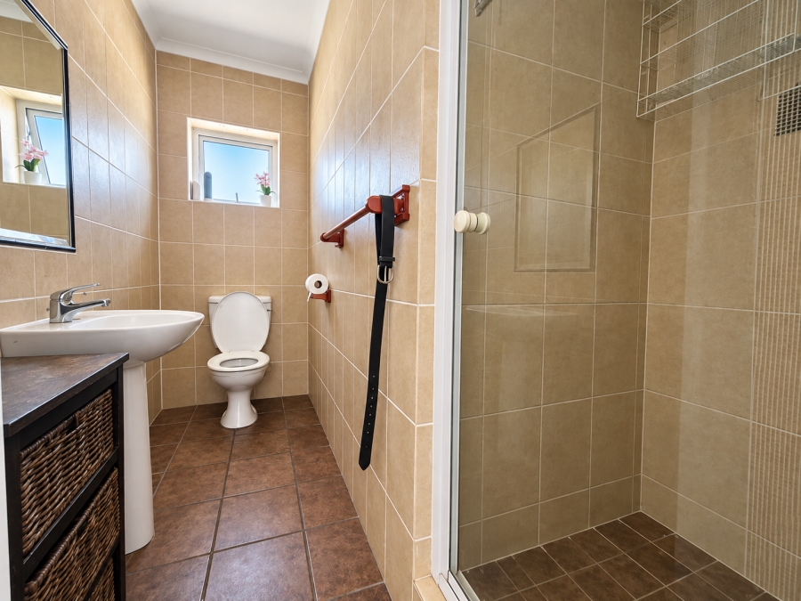 To Let 4 Bedroom Property for Rent in Hoogland Western Cape